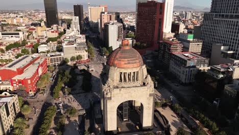 Luftaufnahme-Des-Denkmals-Der-Revolution-Bei-Sonnenuntergang-In-CDMX