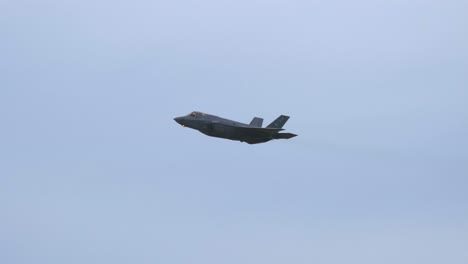 F-35-Lightning-II-Kampfjet-Zieht-G-Kräfte-Auf-Der-Flugschaustrecke