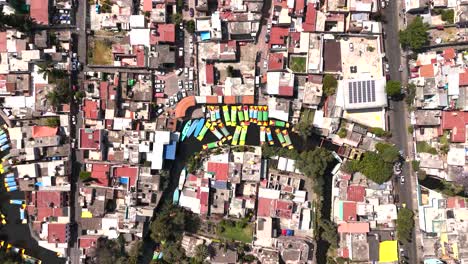 Drone-Sobrevolando-La-Zona-Del-Embarcadero-De-Xochimilco-En-Cdmx