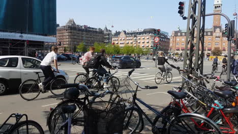 Tráfico-De-Bicicletas-Y-Automóviles-En-El-Centro-De-Copenhague,-Dinamarca