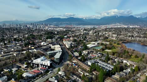 Luftaufnahme-über-Dem-Viertel-Victoria-Dr-Und-Kingsway-In-Vancouver,-Kanada-–-Drohnenaufnahme