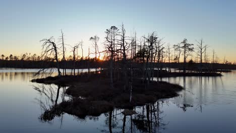Ein-See-Mit-Einem-Sonnenuntergang-Im-Hintergrund