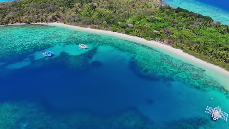 Drohnenaufnahmen-Einer-Tropischen-Lagune-Mit-Booten-In-Der-Nähe-Von-Palawan-Auf-Den-Philippinen