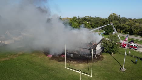 Incendio-En-Un-Edificio-De-Almacenamiento-De-Parques-Al-Aire-Libre,-Parque-Lincoln,-Michigan,-Estados-Unidos