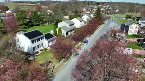 Solarpanel-Einheiten-Auf-Dem-Dach-Eines-Hauses-In-Einem-Amerikanischen-Vorort