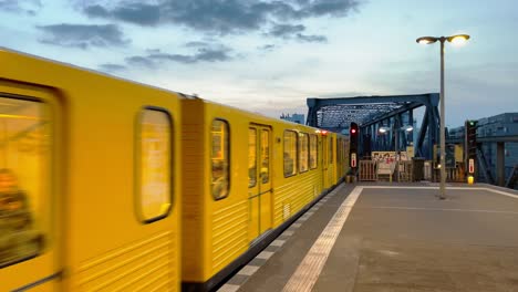 Berliner-U-Bahn-Fährt-Während-Der-Blauen-Stunde-In-Kreuzberg-In-Den-Bahnhof-Ein