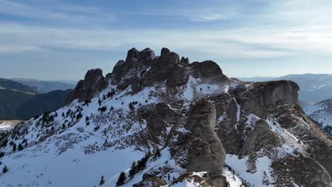 Majestuosas-Montañas-Ciucas-Bajo-Un-Cielo-Despejado-Con-Una-Capa-De-Nieve