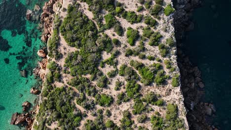 Increíble-Acantilado-Y-Mar-Con-Sol-Y-Sombra-Desde-Arriba-Hacia-Abajo-Naturaleza-Con-Drones