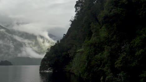 Zeitlupen-Schwenk-über-Nebelbedeckte,-Sonnendurchflutete-Berge-Im-Doubtful-Sound-–-Patea,-Neuseeland