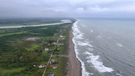 Toma-De-Drone-De-La-Costa-Mexicana-Con-Casas-En-Veracruz.