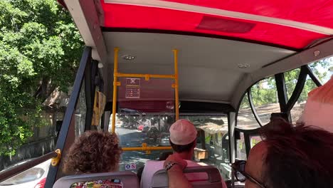 Tomada-Desde-Un-Autobús-Turístico-En-El-Recorrido-Por-La-Ciudad-De-Palermo-En-Italia.