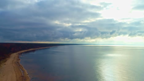 Gelassenheit-Szene-Einer-Meereslandschaft-Mit-Dicken-Wolken-Im-Hintergrund