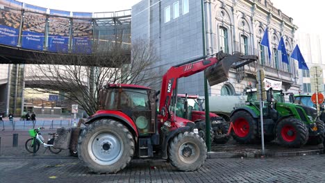 Los-Agricultores-Protestaban-Durante-La-Cumbre-De-La-UE-Frente-Al-Parlamento-Europeo-En-La-Plaza-De-Luxemburgo---Bruselas,-Bélgica