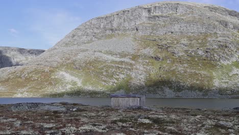 Shed-in-Dovrefjell-Sunndalsfjella-national-park-in-Norway,-Scandinavian-national-park-landscape