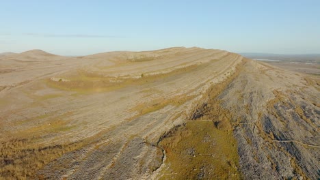 Stratigraphische-Linien-Ziehen-Sich-An-Sonnigen-Tagen-Entlang-Der-Kalksteinhügel-Mit-Felswänden-Im-Burren,-Irland