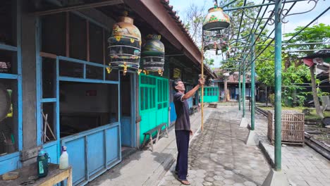 Pastöse-Zona-Hewan-Yogyakarta:-Ein-Vogelverkäufer-Holt-Am-Ende-Des-Tages-Auf-Einem-Berühmten-Vogelmarkt-In-Indonesien-Einen-Käfig-Ab,-Um-Ihn-In-Seinem-Geschäft-Zu-Lagern