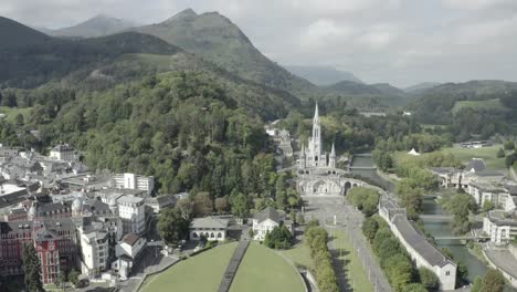 Santuario-De-Notre-Dame-En-Lourdes,-Altos-Pirineos-En-Francia