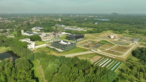 Vuelo-Aéreo-Hacia-El-Parque-Científico-Y-Tecnológico-Thorpark,-Bélgica