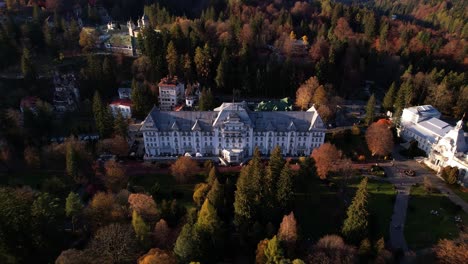 Herbstliche-Luftaufnahme-Des-Palace-Hotels-In-Sinaia-Mit-Umliegendem-Herbstlaub
