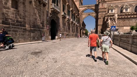 Touristen-Spazieren-In-Der-Nähe-Der-Kathedrale-Von-Palermo-Auf-Sizilien