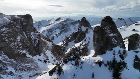 Luftaufnahme-Der-Ciucas-Berge-Im-Winter-Mit-Schneebedeckten-Gipfeln-Unter-Klarem-Himmel