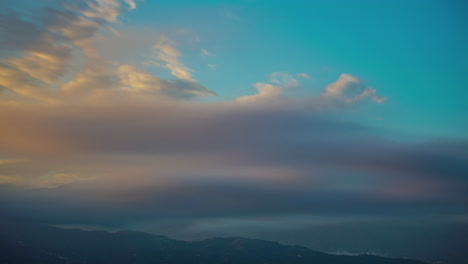 Bewegte-Wolken-Im-Zeitraffer-Mit-Blauem-Himmel-Und-Berghintergrund