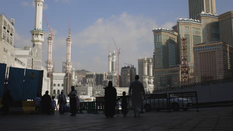 Muslim-family-on-hajj--walking-to-Mecca