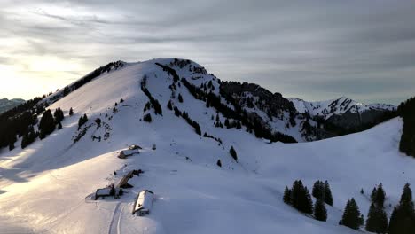 Die-Dämmerung-Taucht-Den-Berg-Gulmen-Und-Den-Aussichtspunkt-Vordere-Höhi-In-Der-Schweiz-In-Sanftes-Licht,-Schnee-Bedeckt-Die-Hänge