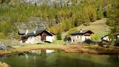 Dolly-Frontal-Pueblo-Alpino-Le-Monal-Shepard-Mountain-Lodge-Alpes-Franceses-Hermoso-Día-Otoño