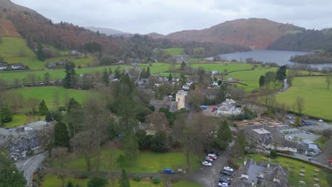 Drone-Acercándose-A-Grasmere,-Un-Pueblo-De-Montaña-Situado-Junto-Al-Lago-En-Cumbria,-En-Westmorland-Y-Furness,-En-El-Noroeste-De-Inglaterra,-En-El-Reino-Unido.