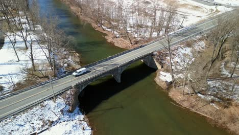 Video-Aéreo-De-Drones-Con-Un-Arroyo-Y-Un-Puente-De-Transporte-Que-Lo-Cruza