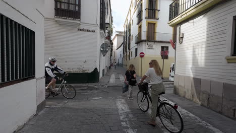 Sevilla,-Spanien,-Altstadt,-Enge-Spanische-Straßen,-Spaziergang,-POV,-Zeitlupe