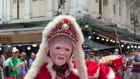 Touristen-Sind-Fasziniert-Von-Der-Gesichts--Oder-Maskenwechsel-Vorstellung-In-Chinatown,-Singapur