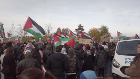 Eine-Totalaufnahme-Von-Pro-palästinensischen-Unterstützern-Vor-Dem-Gebäude-Der-BBC-Scotland