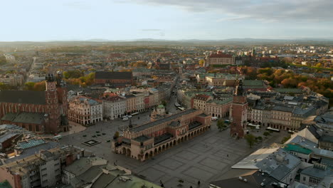 Panorama-De-La-Plaza-Principal-Con-Iluminación-Tenue-En-Cracovia,-El-Casco-Antiguo-Y-El-Castillo-Real-De-Wawel-En-La-Hermosa-Mañana,-Cracovia,-Polonia