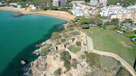 Las-Fotografías-Aéreas-De-La-Fosca-Destacan-El-Papel-Del-Castillo-Como-Punto-Focal-Del-Turismo-De-Lujo,-Que-Atrae-A-Los-Huéspedes-Por-Su-Encanto-Atemporal-Y-Sus-Impresionantes-Vistas-De-La-Costa-Brava.