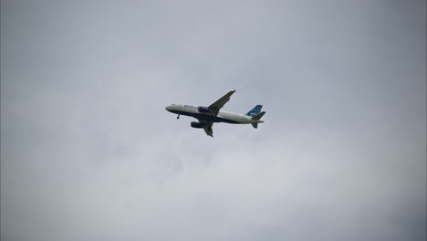 Cámara-Lenta-De-Un-Avión-Jetblue-Cruzando-El-Cielo-En-Un-Día-Nublado