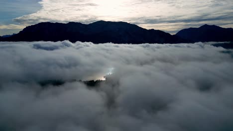 El-Cielo-Está-Cubierto-Por-Una-Gruesa-Capa-De-Nubes,-Creando-Una-Atmósfera-Misteriosa-Y-De-Mal-Humor