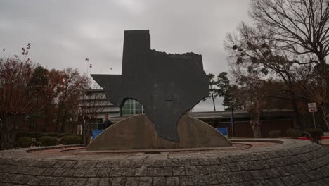 Time-lapse-video-of-Texas-statue-at-a-rest-area-with-people-walking-around