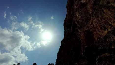 Nubes-De-Sol-En-El-Cielo-Azul-Cerca-De-La-Cordillera-Al-Sur-Del-Bosque-De-España