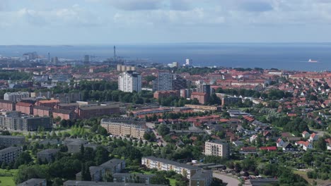 Ciudad-Costera-De-Helsingborg-En-Scania,-Suecia-Con-Paisaje-Marino-En-Segundo-Plano