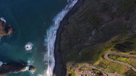 Aéreo:-Experimente-La-Pura-Belleza-De-La-Escarpada-Costa-De-Madeira-Desde-Una-Perspectiva-Aérea-En-Este-Impresionante-Vídeo-Con-Drones.