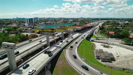 Verkehr-Und-Brücke-Im-Bau-In-Der-Stadt-Miami,-Florida,-USA