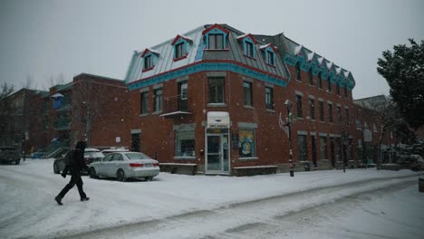 Disparo-Estático-En-La-Calle-De-Montreal-Durante-La-Tormenta-De-Nieve-Invernal-Con-Gente-Caminando,-Ciudad-De-Montreal,-Provincia-De-Quebec,-Canadá