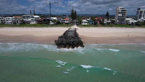 Palm-Beach-Rock-Groyne-And-Clear-Blue-Water-In-QLD,-Australia