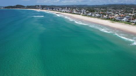 Vista-Aérea-Del-Mar-Azul-En-Palm-Beach,-Gold-Coast,-Queensland,-Australia