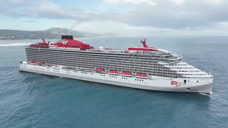 Virgin-Cruise-Mit-Küste-Im-Hintergrund,-Dominikanische-Republik