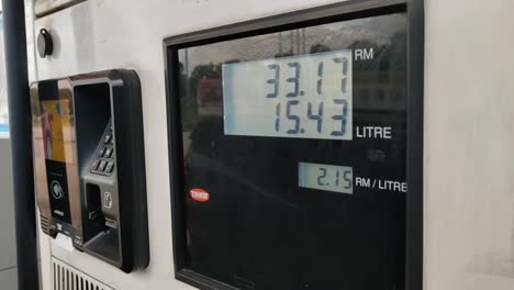 The-oil-pump-meter-is-working-and-shows-how-much-oil-is-being-poured-and-how-much-it-will-cost