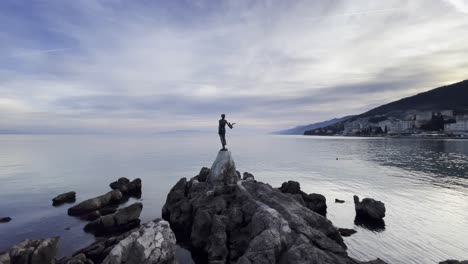 Statue-Einer-Frau-Auf-Der-Küste-Der-Ferienortinsel-In-Weiter-Ferne-Lovran,-Opatija,-Kroatien