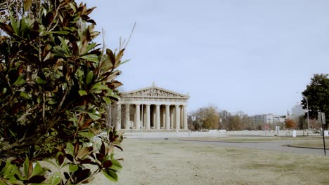 Das-Partehnon-Gebäude-In-Nashville,-Tennessee,-Weitwinkelaufnahme-Mit-Magnolienbaum-Im-Vordergrund,-Video-Nach-Unten-Geneigt